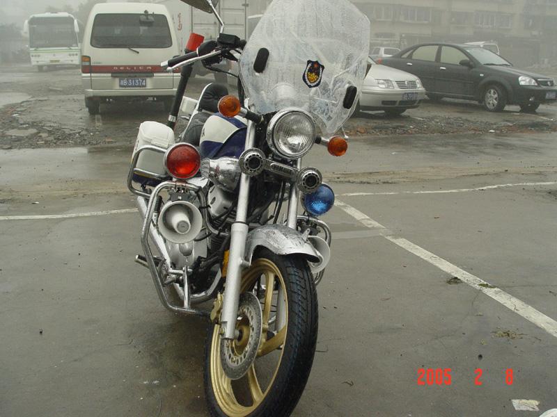 屹立在雨中崭新的警用摩托  YAMAHA
