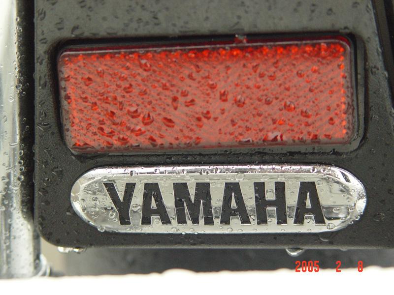屹立在雨中崭新的警用摩托  YAMAHA
