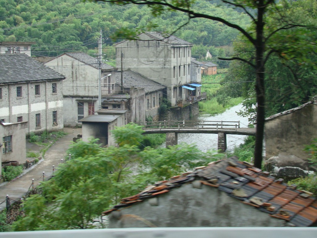 山村流水和桥