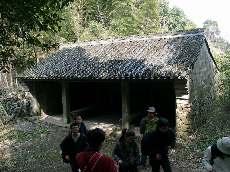 山路中途有座凉亭，里面供奉着土地公婆