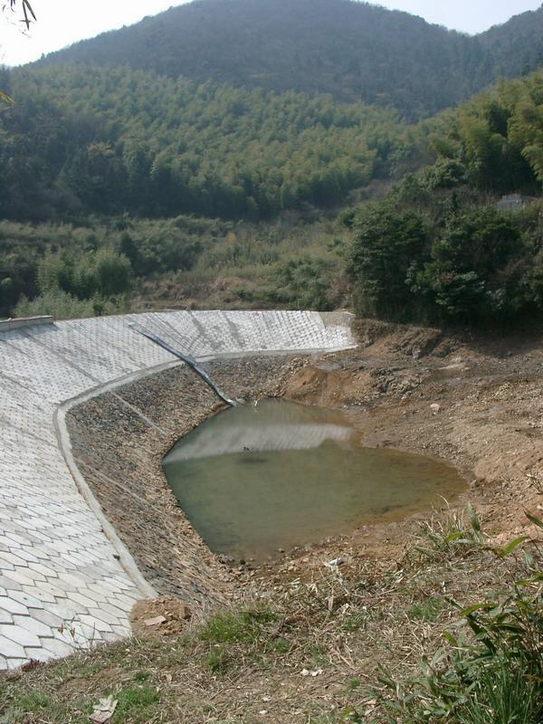 山下一个在修的水塘