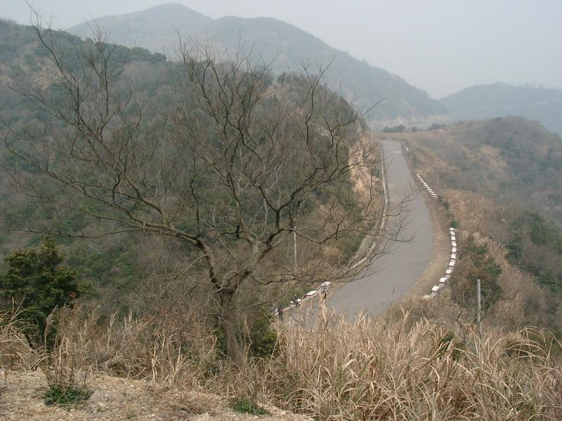 此路通往瑞岩寺，隧道开通后已封闭